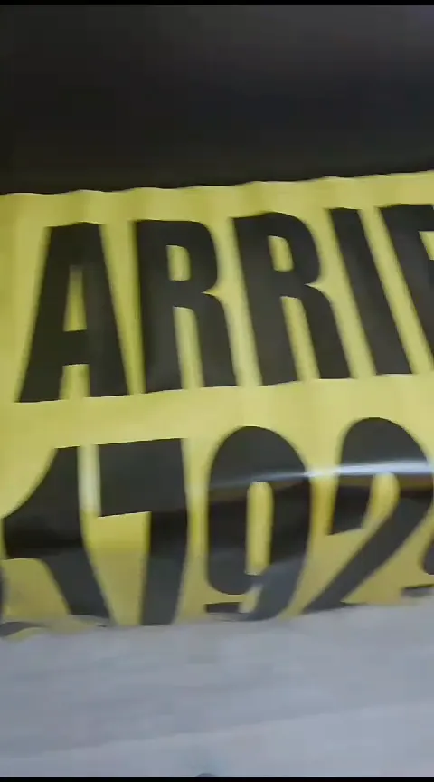 Aviso amarillo de se arrienda impreso en gran formato